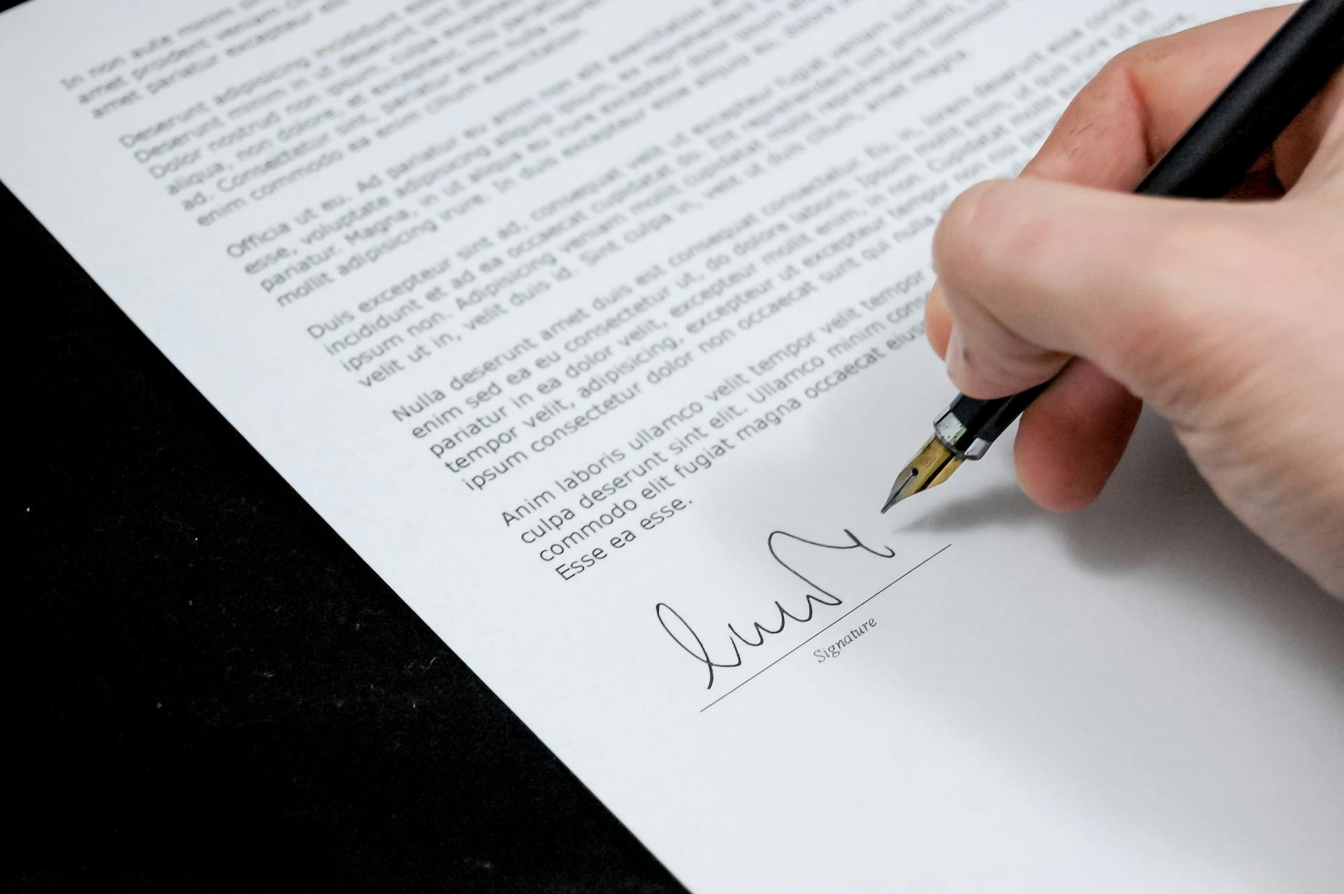 Handlowiec - podpisywanie umowy - okładka